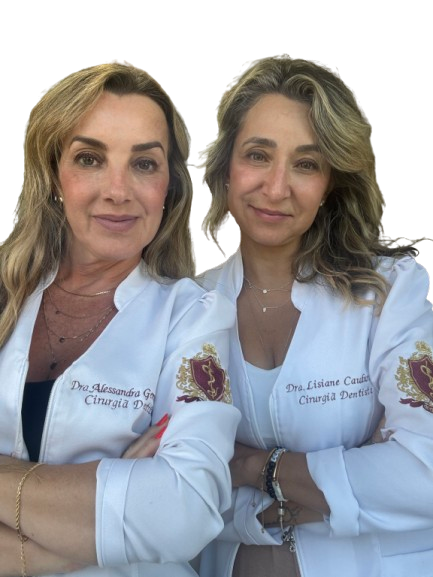 Dra. Alessandra Kolás e Dra. Lisiane Kolás - Fundadoras da Clínica Odontológica Sorriso em Foco - Especialistas em Odontologia Estética e Clínica Geral em Porto Alegre